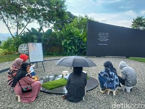 Ziarah ke Makam Eril, Warga Khusyuk Berdoa Ziarah ke Makam Eril, Warga Khusyuk Berdoa