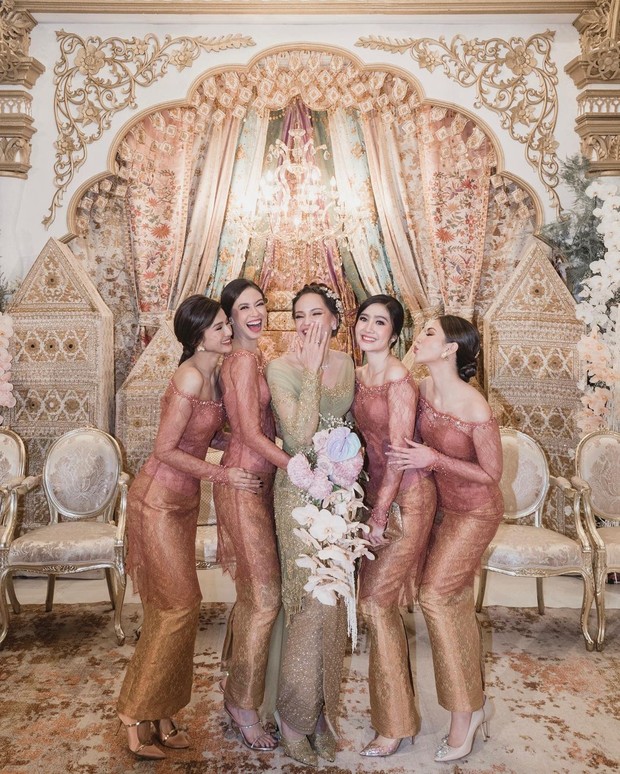 Yuki Kato Memakai Kebaya untuk Bridesmaid