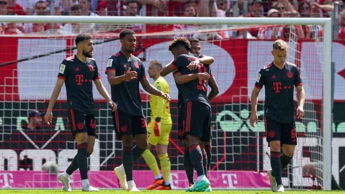 COLOGNE, GERMANY - MAY 27: Kingsley Coman of Bayern Muenchen celebrates after scoring his teams first goal with teammates during the Bundesliga match between 1. FC Köln and FC Bayern München at RheinEnergieStadion on May 27, 2023 in Cologne, Germany. (Photo by Stefan Brauer/DeFodi Images via Getty Images)