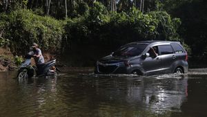 20 Tahun Tidak Ada Jembatan, Warga Terpaksa Terobos Sungai