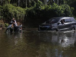 20 Tahun Tidak Ada Jembatan, Warga Terpaksa Terobos Sungai