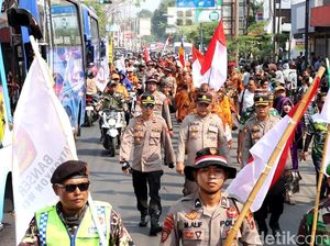 Tiba di Weleri Kendal, 32 Biksu Thudong Dikawal Aparat TNI-Polri Tiba di Weleri Kendal, 32 Biksu Thudong Dikawal Aparat TNI-Polri