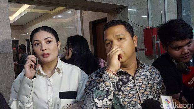 Bareskrim Polri tengah mengusut dugaan kepemilikan senjata api ilegal Dito Mahendra. Nindy Ayunda (NA) dipanggil polisi untuk diperiksa terkait hal tersebut.