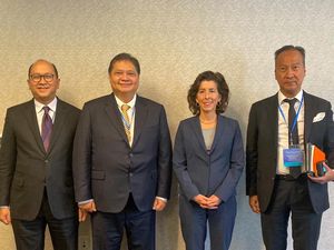 Airlangga Bahas Kendaraan Listrik-Investasi ke Secretary of Commerce AS