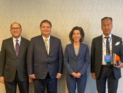 Airlangga Bahas Kendaraan Listrik-Investasi ke Secretary of Commerce AS