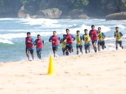 Arema FC Latihan di Pantai Malang Selatan Genjot Stamina Pemain