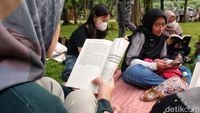 Asyiknya Baca Buku di Bawah Pohon Rindang Taman Kota