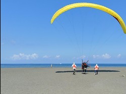 Terbang Bebas Menikmati View Pantai Biaung dengan Atraksi Paramotor