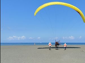 Terbang Bebas Menikmati View Pantai Biaung dengan Atraksi Paramotor Terbang Bebas Menikmati View Pantai Biaung dengan Atraksi Paramotor