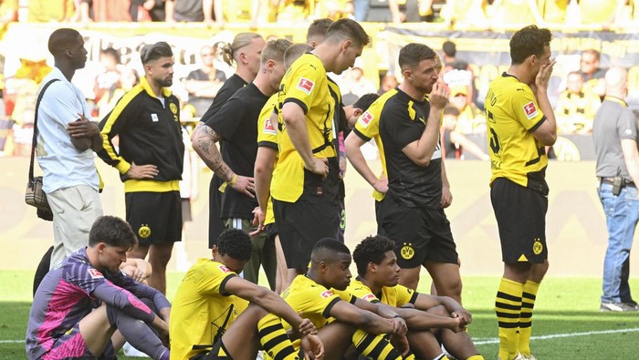 Dortmund players reacts after the German first division Bundesliga football match between Borussia Dortmund and 1 FSV Mainz 05 in Dortmund, western Germany on May 27, 2023. (Photo by INA FASSBENDER / AFP) / DFL REGULATIONS PROHIBIT ANY USE OF PHOTOGRAPHS AS IMAGE SEQUENCES AND/OR QUASI-VIDEO (Photo by INA FASSBENDER/AFP via Getty Images)