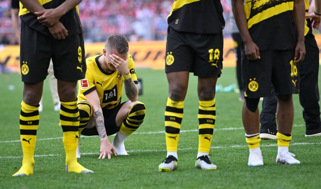 Para pemain Dortmund termasuk penyerang Jerman Marco Reus bereaksi selama pertandingan sepak bola Bundesliga divisi satu Jerman antara Borussia Dortmund dan 1 FSV Mainz 05 di Dortmund, Jerman barat pada 27 Mei 2023. (Foto oleh Sascha Schuermann / AFP) / PERATURAN DFL MELARANG PENGGUNAAN APAPUN FOTO SEBAGAI URUTAN GAMBAR DAN/ATAU QUASI-VIDEO (Foto oleh SASCHA SCHUERMANN/AFP via Getty Images)