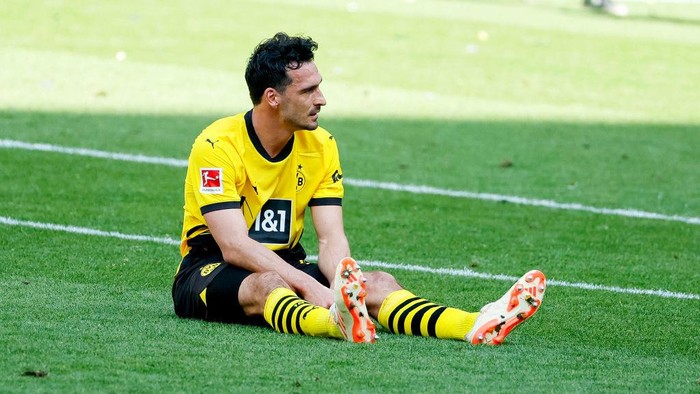DORTMUND, GERMANY - MAY 27: Mats Hummels of Borussia Dortmund looks disappointed during the Bundesliga match between Borussia Dortmund and 1. FSV Mainz 05 at Signal Iduna Park on May 27, 2023 in Dortmund, Germany. (Photo by Joachim Bywaletz/DeFodi Images via Getty Images)