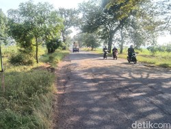 Bahayanya Lewat Jalan di Majalengka Ini Malam Hari: Berlubang-Gelap!