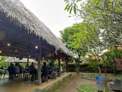 Nyeruput Kopi Sambil Menikmati Suasana Rindang ala Desa Tempo Dulu