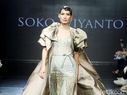 Saat Vendor Pernikahan Jadi Model Gaun Karya Desainer Soko Wiyanto