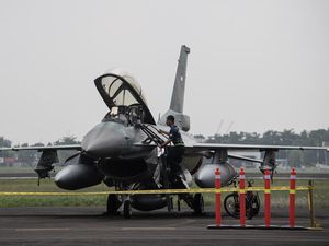 TNI AU: Inspeksi Akan Lebih Detail Lewat Cuci Manual Jet Tempur F-16 TNI AU: Inspeksi Akan Lebih Detail Lewat Cuci Manual Jet Tempur F-16