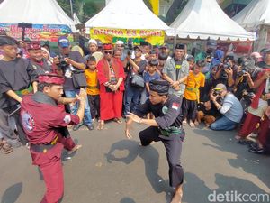 Palang Pintu hingga Lomba Kuliti Kambing Meriahkan Lebaran Tenabang 2023 Palang Pintu hingga Lomba Kuliti Kambing Meriahkan Lebaran Tenabang 2023
