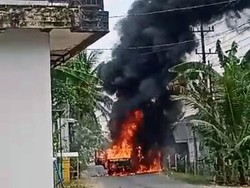 1 Mobil di Kebumen Ludes Terbakar, Asap Hitam Membubung Tinggi