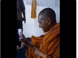 Viral Momen Akrab Biksu Thudong Video Call dengan Habib Lutfhi