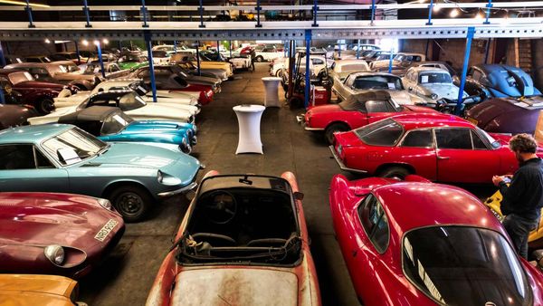 Para Sultan, Ratusan Mobil Klasik dan Antik Dilelang Nih...