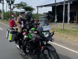 Umrah Mengendarai Motor sambil Mengkapanyekan Perdamaian Dunia