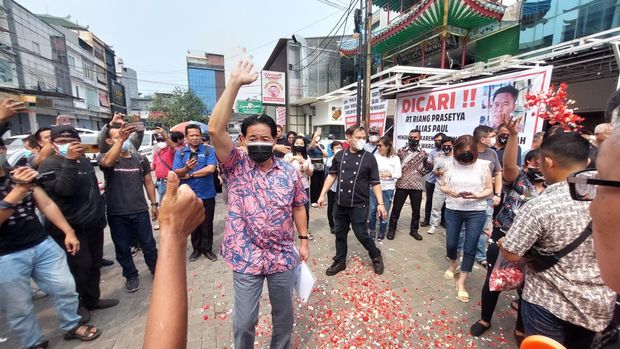 Pemilik dan pedagang gelar aksi tabur bunga protes pembongkaran ruko di Pluit (Rumondang-detikcom)