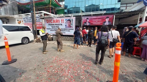 Pemilik dan pedagang gelar aksi tabur bunga protes pembongkaran ruko di Pluit (Rumondang-detikcom)