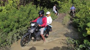 Perjuangan Warga Melintasi Jalan Rusak di Halmahera Selatan