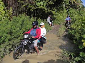 Perjuangan Warga Melintasi Jalan Rusak di Halmahera Selatan