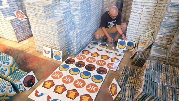 Pernah Lihat Tegel Motif Lambang Partai? Nih Wujudnya