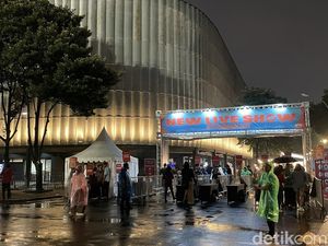 Konser New Live Show Diguyur Hujan, Penonton Masih Antusias Ketemu Phum Viphurit