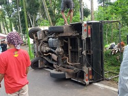 Pikap Muat 19 Orang di Banyuwangi Terguling gegara Rem Blong