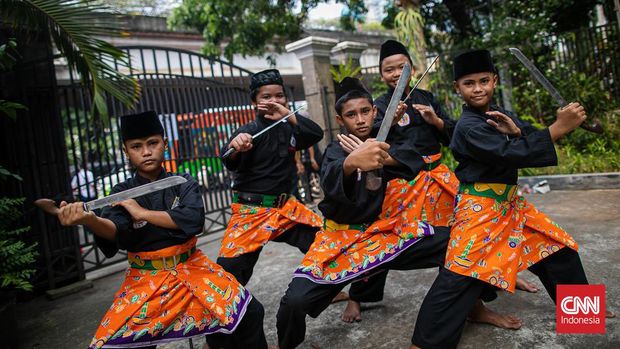 Ramainya Lebaran Tenabang 2023 Sejumlah warga meramaikan acara Lebaran Tenabang 2023, Minggu (27/5/2023). Acara ini merupakan gelaran tahunan warga Tanah Abang, Jakarta Pusat, yang menampilkan beragam budaya khas Betawi. (CNN Indonesia/ Adi Ibrahim)