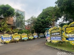 Karangan Bunga Jokowi hingga Mega Banjiri Rumah Duka Sarwono Kusumaatmadja