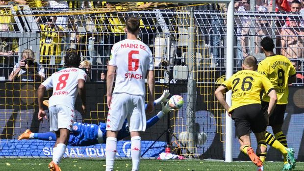 27 May 2023, North Rhine-Westphalia, Dortmund: Soccer: Bundesliga, Borussia Dortmund - FSV Mainz 05, Matchday 34, Signal Iduna Park. Borussia Dortmund's Sébastien Haller misses a penalty kick. IMPORTANT NOTE: In accordance with the regulations of the DFL Deutsche Fußball Liga and the DFB Deutscher Fußball-Bund, it is prohibited to use or have used photographs taken in the stadium and/or of the match in the form of sequence pictures and/or video-like photo series. Photo: Bernd Thissen/dpa (Photo by Bernd Thissen/picture alliance via Getty Images)