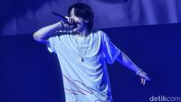 Foto-foto Penampilan Suga BTS di Konser Agust D D-DAY TOUR Day 1