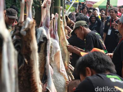Unik, Ada Lomba Menguliti Kambing di Lebaran Tenabang