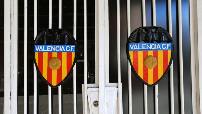 valencia laliga liga spanyol Valencia badge / logo on the gates of the Mestalla Stadium the home of Valencia CF (Photo by AMA/Corbis via Getty Images)