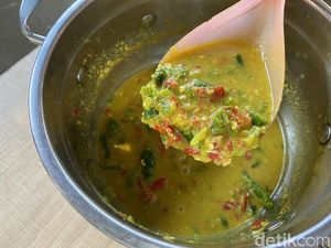 Warung Ngumpet Ini Tawarkan Sambal Dadak Pedas Sedap Racikan Mpok Kuni