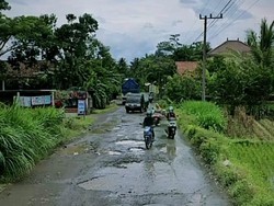 Lawak! Jalan Rusak di Blitar Jadi Ajang Wisata Jeglongan Sewu