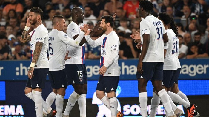 Paris Saint-Germains Argentine forward Lionel Messi (C) celebrates with teammates after scoring his teams first goal during the French L1 football match between RC Strasbourg Alsace and Paris Saint-Germain (PSG) at Stade de la Meinau in Strasbourg, eastern France on May 27, 2023. (Photo by PATRICK HERTZOG / AFP) (Photo by PATRICK HERTZOG/AFP via Getty Images)