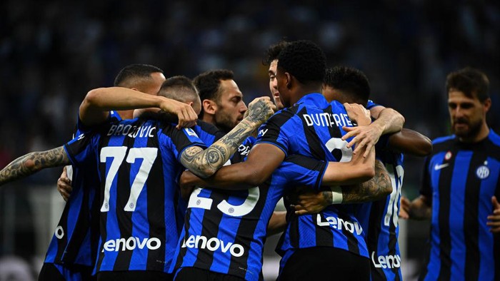MILAN, ITALY - MAY 27: NicolÃ² Barella of FC Internazionale celebrates after scoring a goal during the Italian Serie A football match FC Internazionale vs Atalanta at San Siro stadium in Milan, Italy on May 27, 2023 (Photo by Piero Cruciatti/Anadolu Agency via Getty Images)