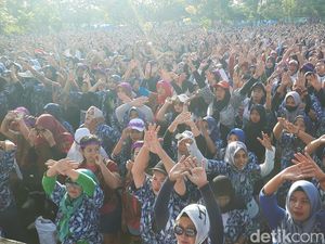 Massa Buruh Kirim Tumpeng ke Presiden-DPR, Tolak RUU Tembakau Disamakan Narkoba Massa Buruh Kirim Tumpeng ke Presiden-DPR, Tolak RUU Tembakau Disamakan Narkoba