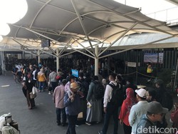 Mengular! Antrean Panjang Penumpangan KRL Jogja-Solo di Stasiun Tugu Sore Ini