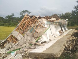 Pertokoan di Sukabumi Ambruk gegara Pergerakan Tanah