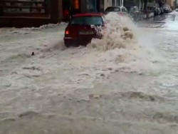 Detik-detik Mobil Hanyut Tak Kuat Lawan Arus Banjir di Spanyol