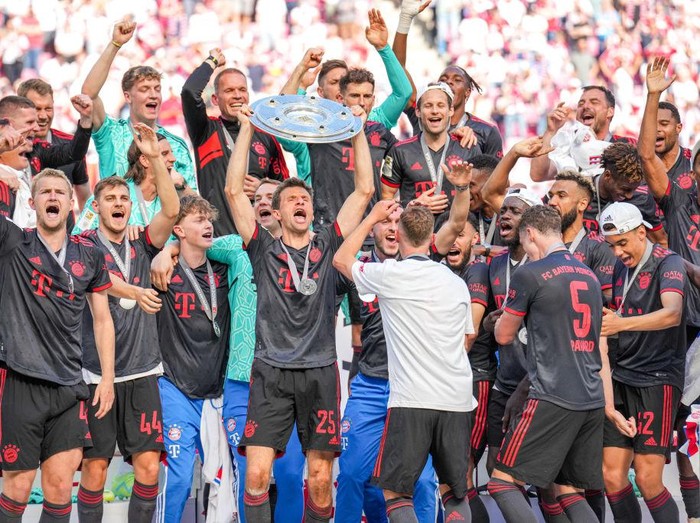 COLOGNE, GERMANY - MAY 27: Daley Blind of FC Bayern Munchen, Matthijs de Ligt of FC Bayern Munchen, Josip Stanisic of FC Bayern Munchen, Thomas Muller of FC Bayern Munchen, Manuel Neuer of FC Bayern Munchen and Joshua Kimmich of FC Bayern Munchen celebrate becoming Bundeliga champions with their team mates after the Bundesliga match between 1. FC Koln and FC Bayern Munchen at the RheinEnergieStadion on May 27, 2023 in Cologne, Germany (Photo by Rene Nijhuis/BSR Agency/Getty Images)