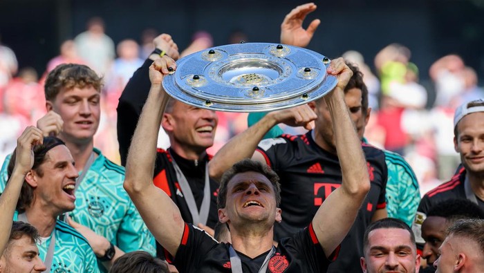COLOGNE, GERMANY - MAY 27: Thomas Mueller of FC Bayern Munich lifts the Bundesliga Meisterschale trophy after the teams victory in the Bundesliga match between 1. FC Köln and FC Bayern München at RheinEnergieStadion on May 27, 2023 in Cologne, Germany. (Photo by Matthias Hangst/Getty Images)