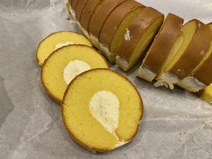 Cara Membuat Bolu Gulung Keju Medan yang Mulus Padat Isiannya