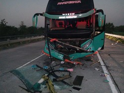 Bus Peziarah Tabrak Truk di Tol Jombang-Mojokerto gegara Sopir Ngantuk